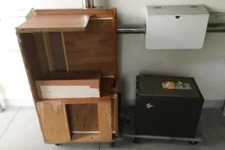 机と重たい金庫の不用品回収Before
