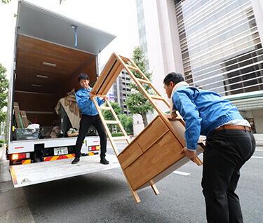 経験豊富なプロの技で、手際良くスムーズに搬出!