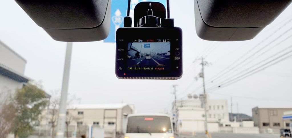 前方の車を写すドライブレコーダー 