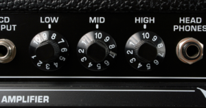 ギターアンプの各種調整ノブのクローズアップ