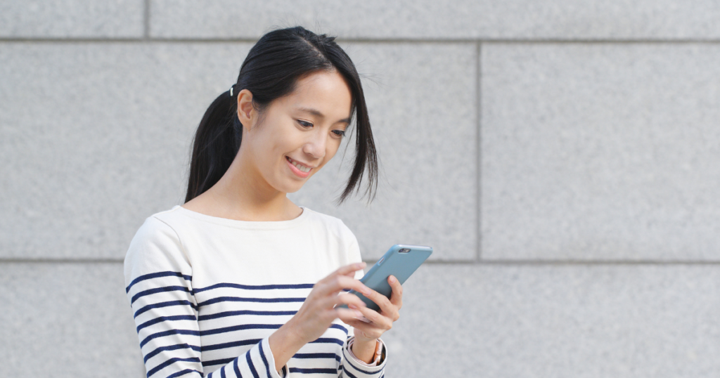 スマホを操作している女性