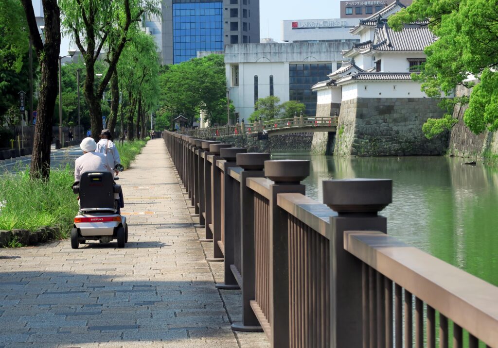 お城のそばを移動するセニアカー